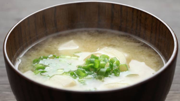 朝の「味噌汁」に加えるだけ。腸内環境を整える“旬の食材”3選｜管理栄養士が解説