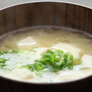 朝の「味噌汁」に加えるだけ。腸内環境を整える“旬の食材”3選｜管理栄養士が解説