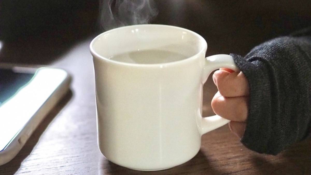 朝の「白湯」にひとふりするだけ！体の巡りを整える調味料3選｜管理栄養士が解説