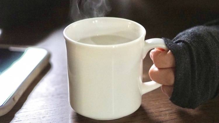 朝の「白湯」にひとふりするだけ！体の巡りを整える調味料3選｜管理栄養士が解説