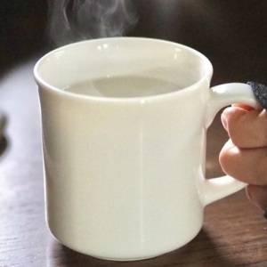 朝の「白湯」にひとふりするだけ！体の巡りを整える調味料3選｜管理栄養士が解説