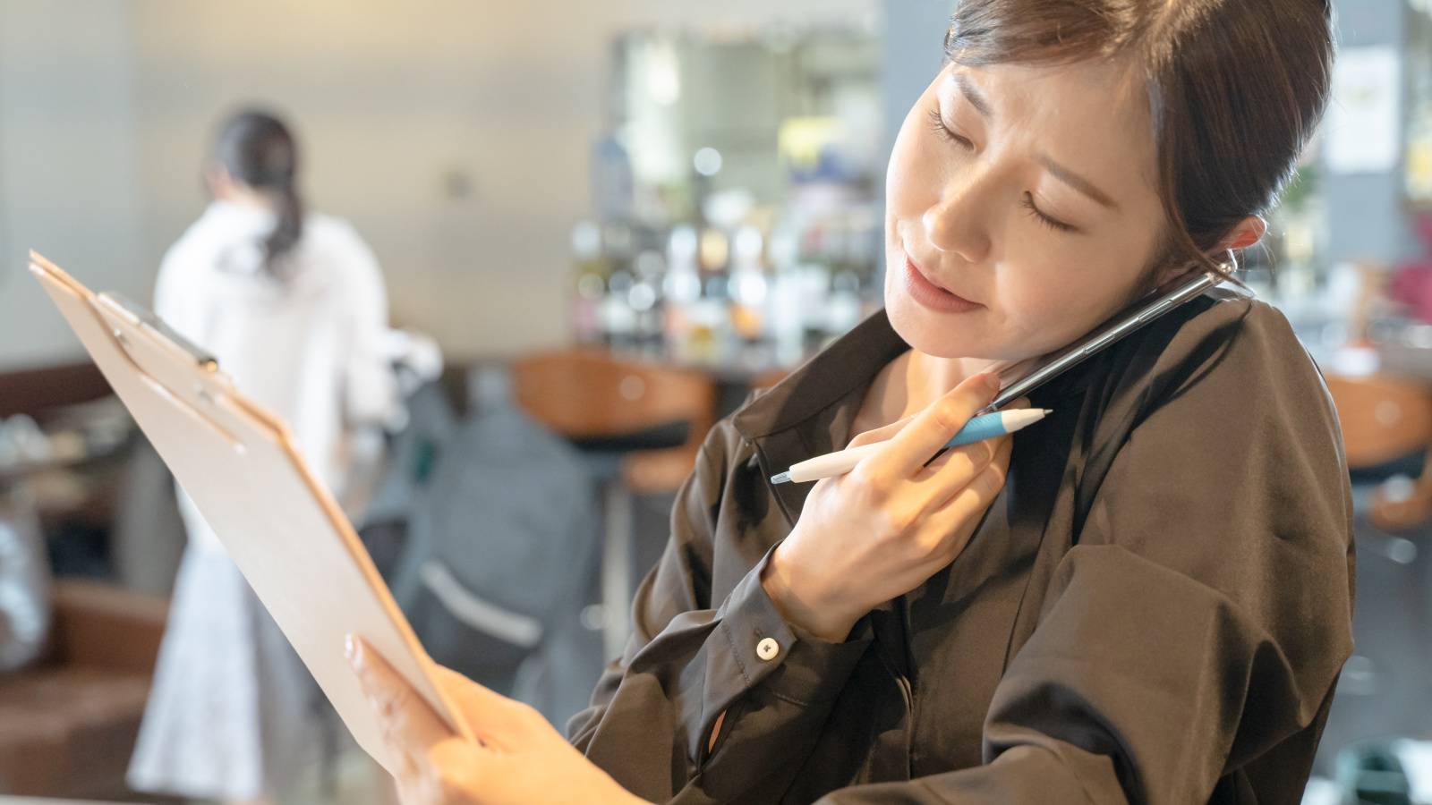  頼まれていないのに先回りしてしまう。「私がやった方が早い」が自分を疲れさせる理由｜心理師が解説 