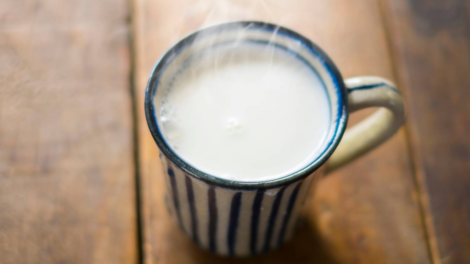 夜の「ホットミルク」に混ぜるだけ！睡眠の質をサポートするリラックス食材3選｜管理栄養士が解説