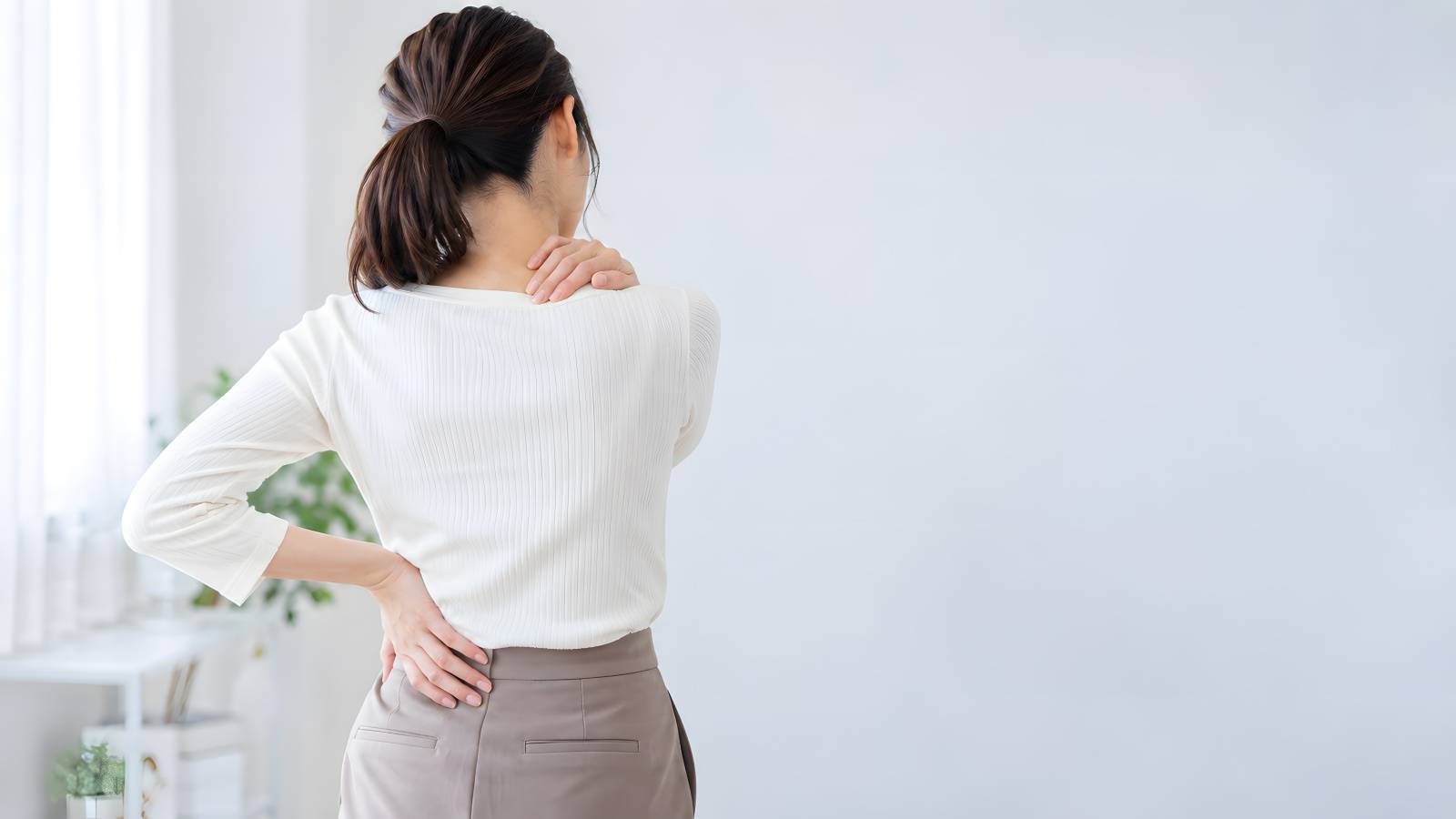  「揉んでもすぐガチガチ…」は肩のせいだけじゃない？座ったまま腕を動かす肩こり解消ストレッチ 