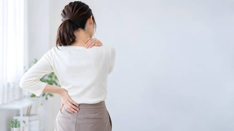 「揉んでもすぐガチガチ…」は肩のせいだけじゃない?座ったまま腕を動かす肩こり解消ストレッチ