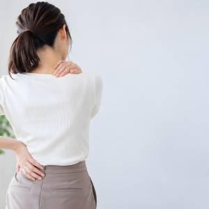 「揉んでもすぐガチガチ…」は肩のせいだけじゃない?座ったまま腕を動かす肩こり解消ストレッチ
