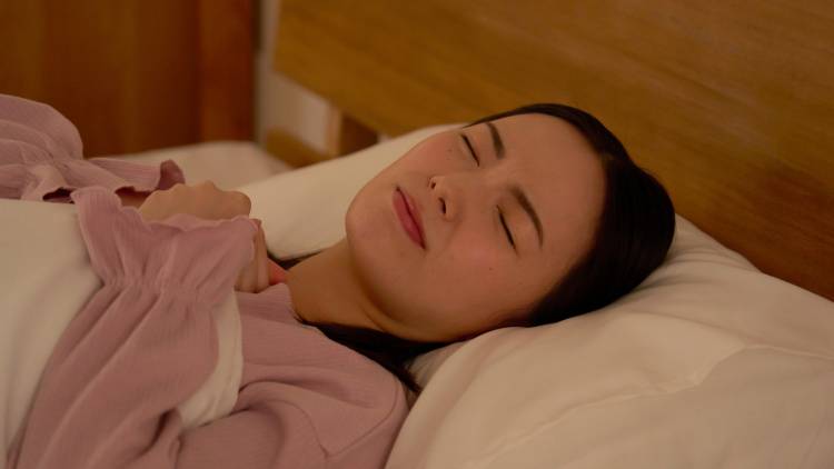 【寝る前3分】更年期世代の眠れない夜におすすめ！下半身を緩めて巡りを整えるゆるストレッチ
