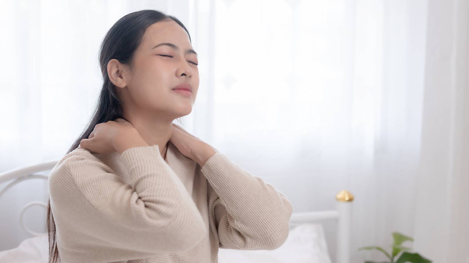  寝つきが悪いのは首への負担が原因？知っておきたい首への負担＆簡単首すっきりストレッチ 