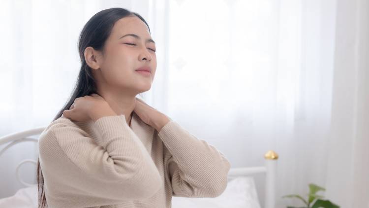 寝つきが悪いのは首への負担が原因?知っておきたい首への負担&簡単首すっきりストレッチ
