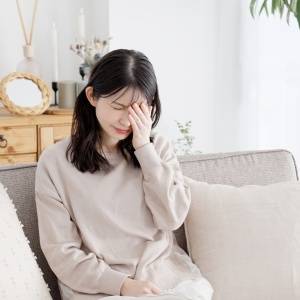 寒暖差がある時期におすすめ【背中を丸める&胸を開くだけ】なんとなく不調ケアストレッチ