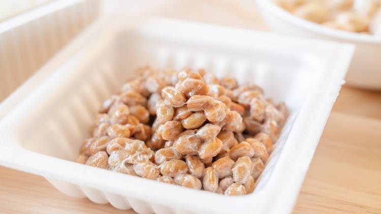 朝の「納豆」に混ぜるだけ！紫外線ダメージが気になる人におすすめのビタミンC・A食材4選｜管理栄養士が解説