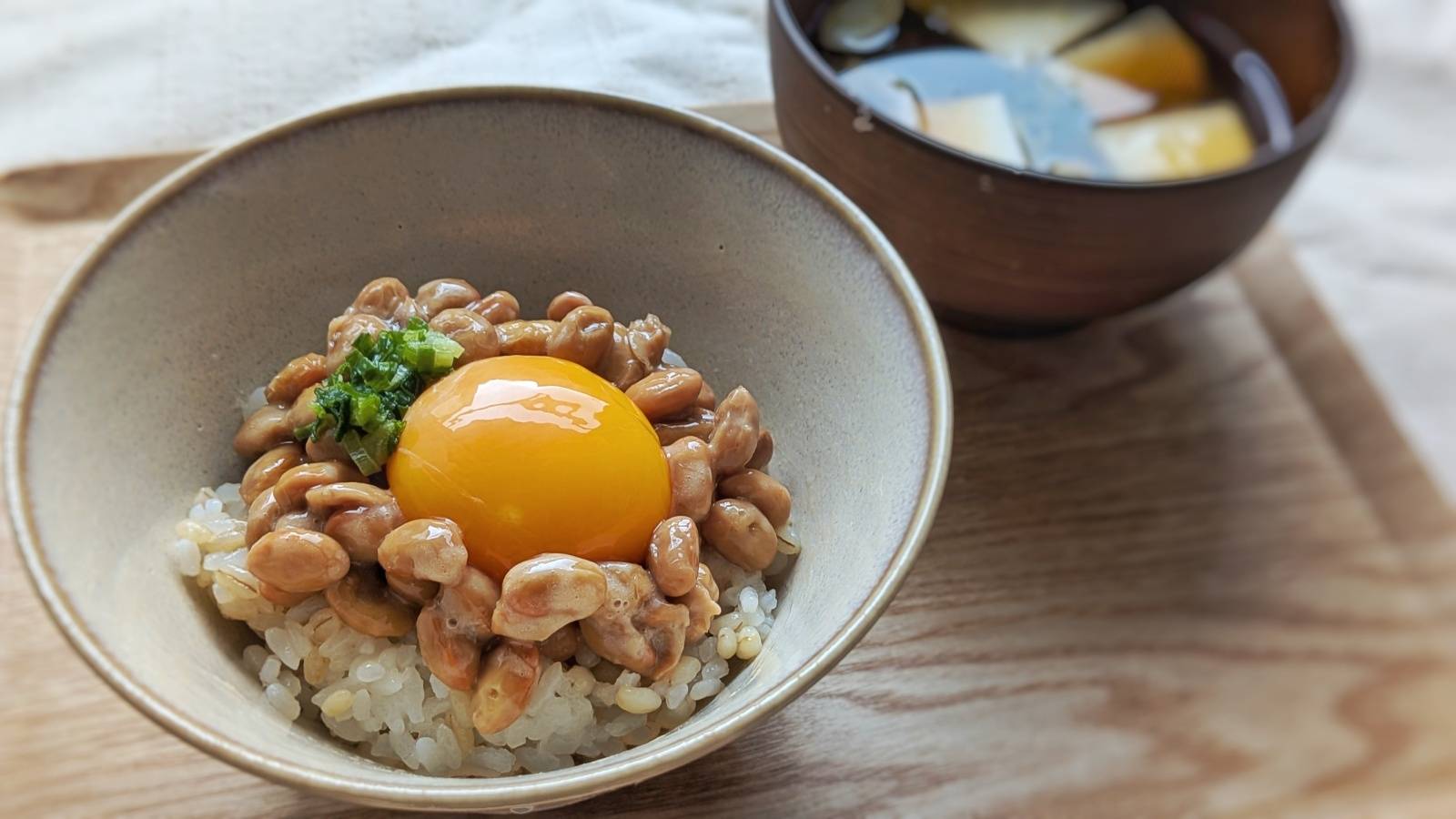 知らずにやってない？朝、「納豆」に生卵を混ぜて食べない方がいい人の特徴｜管理栄養士が解説