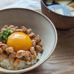 知らずにやってない?朝、「納豆」に生卵を混ぜて食べない方がいい人の特徴|管理栄養士が解説