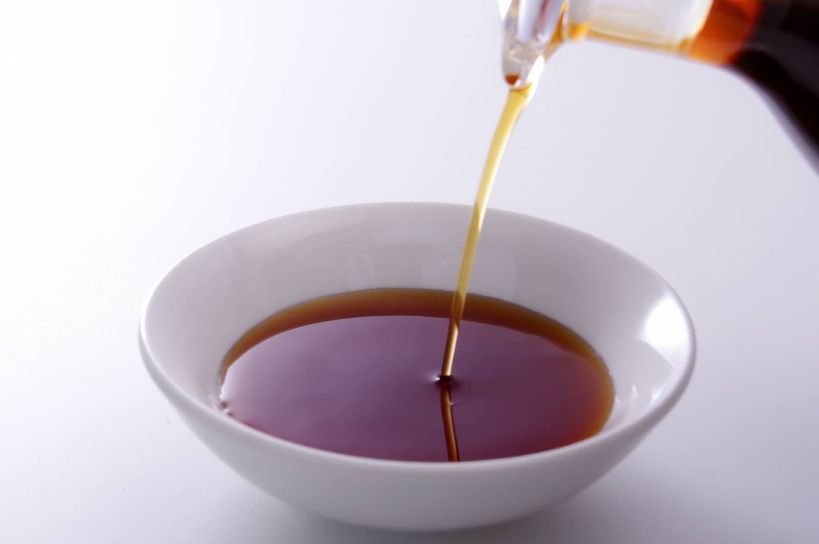 皿に注がれる醤油