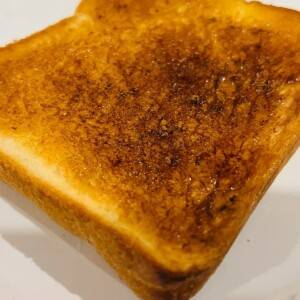 朝の「パン」にひとふりするだけ！血糖値の急上昇を抑える意外な調味料｜管理栄養士が解説