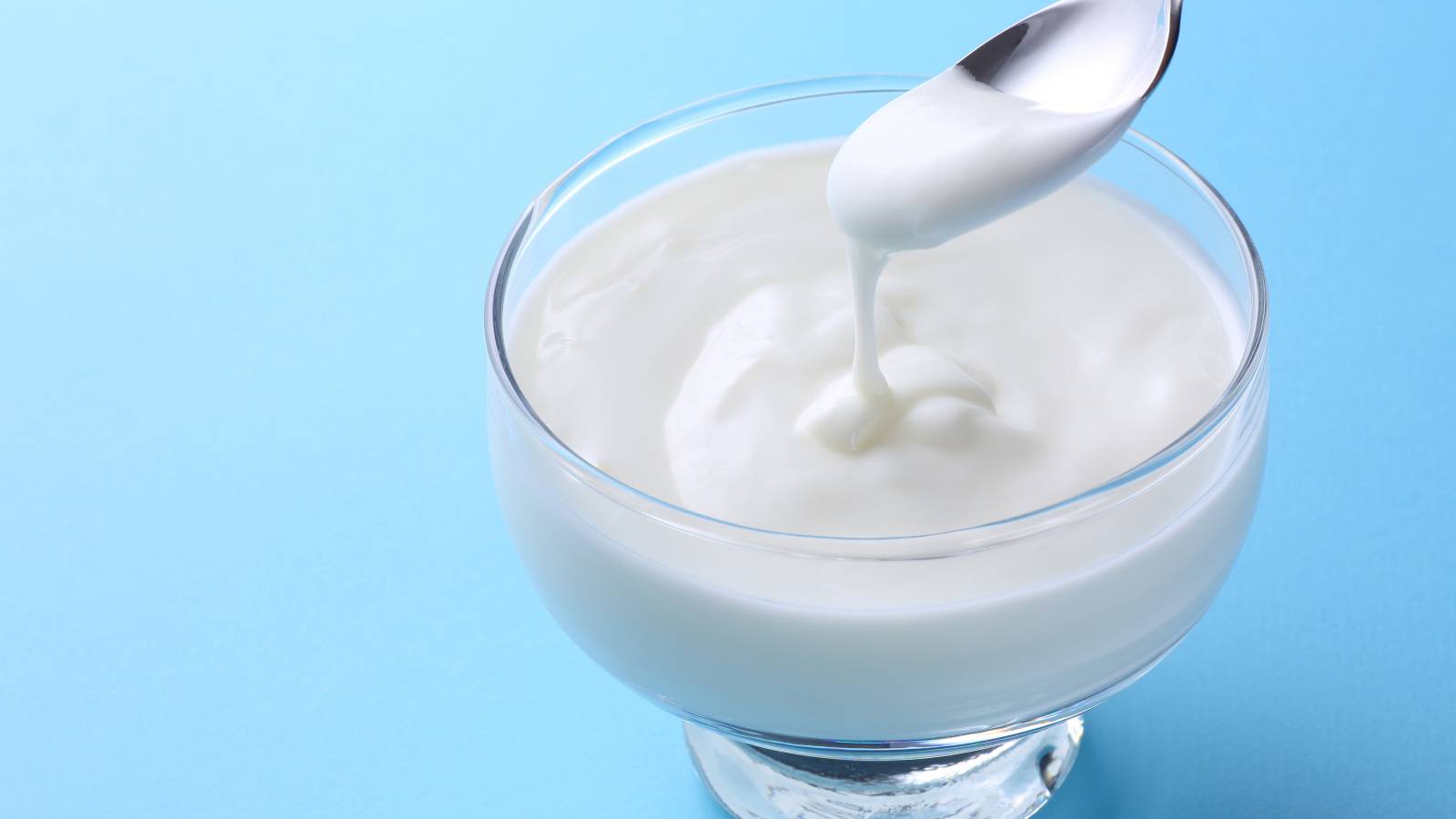 朝の「ヨーグルト」に混ぜるだけ！40代が意識したいたんぱく質を補える食材3選｜管理栄養士が解説