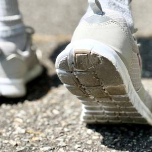 40代から始まるヨボヨボ“老け歩き”を防止!歩行バランスや歩幅を改善する壁を使ったストレッチ