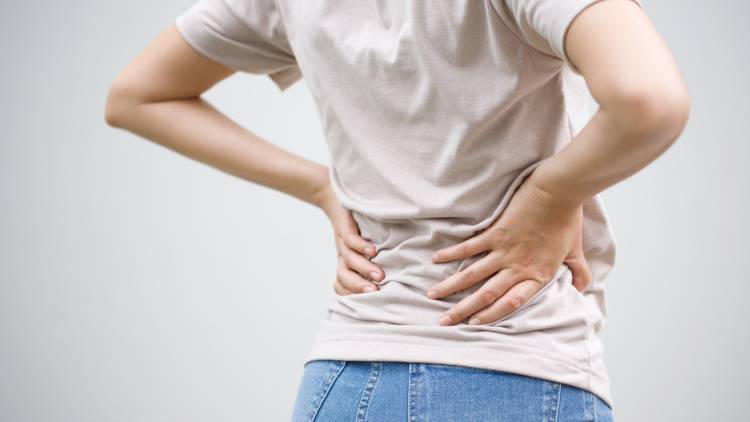 【バキバキ背中のこりをほぐす方法】「効いた!」という実感者続出!32万回再生のストレッチ