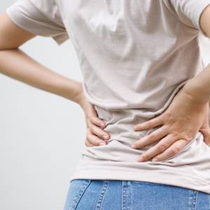 【バキバキ背中のこりをほぐす方法】「効いた!」という実感者続出!32万回再生のストレッチ