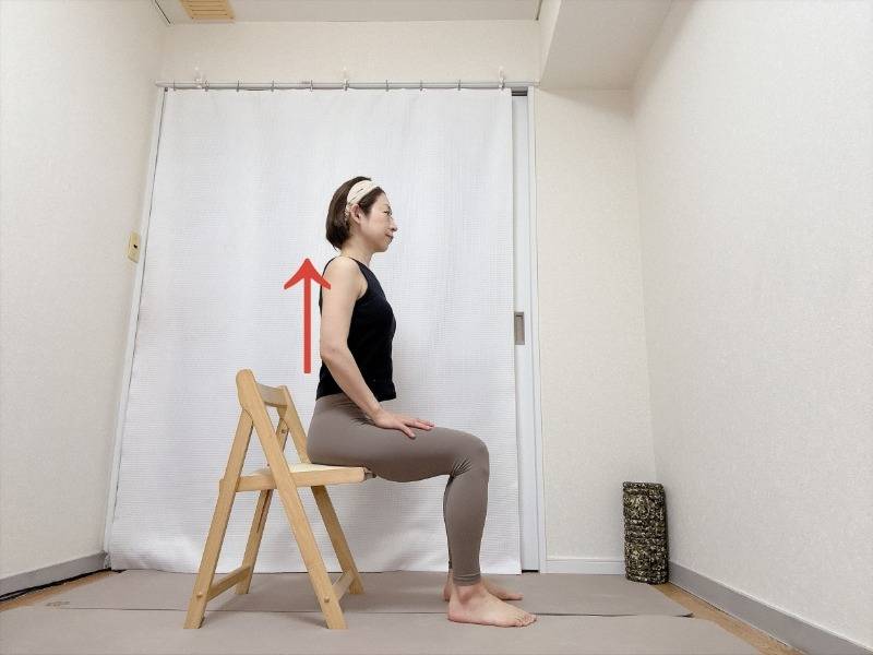 背もたれに寄りかからず、背筋を伸ばして椅子に座った体勢