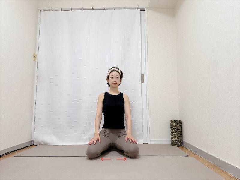 膝を開いた正座で座った体勢