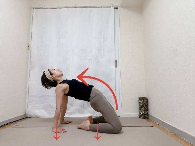 正座から両手を後ろの床に着き、お尻を引き上げて体の前側を広げるラクダのポーズ
