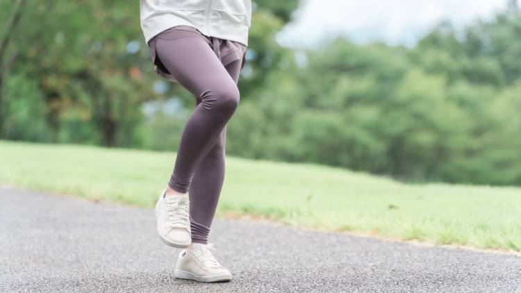 「長時間歩くと脚が疲れる…」脚の上げ方で疲れ方が激変！たった2分「お腹から脚を上げる」ワーク