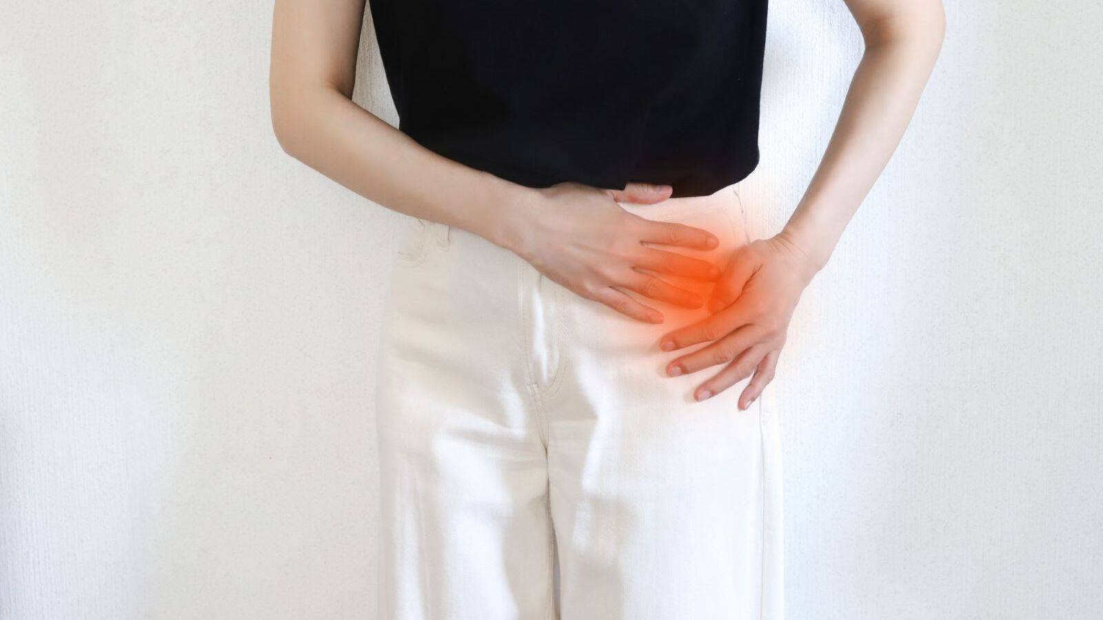 「脚のつけ根につまり感がある…」内ももを伸ばして股関節すっきり！脚が軽く感じられる立位ストレッチ