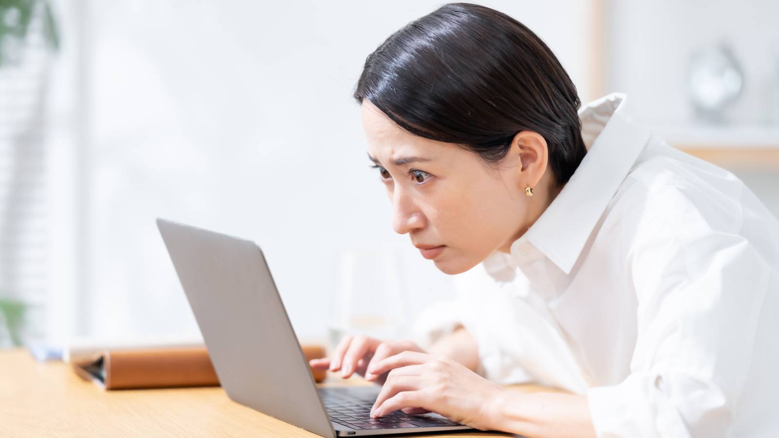 1日の終わりにおすすめ！丸まった背中と浅い呼吸をリセットする「ラクダのポーズ」アレンジエクサ