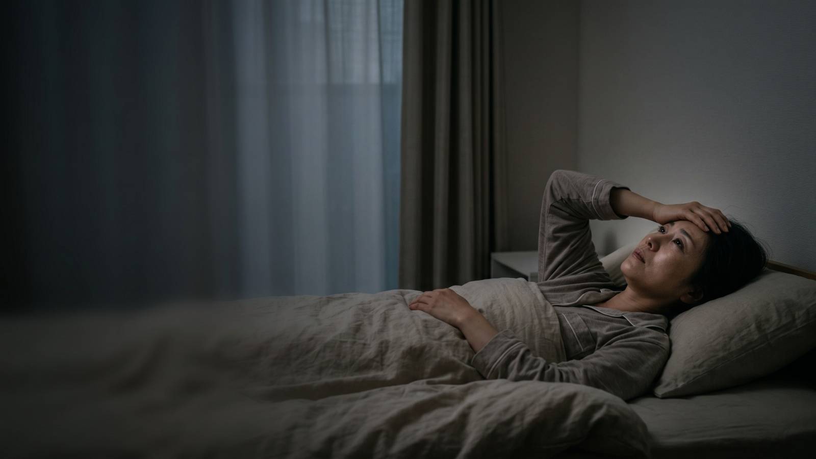  【更年期世代の不眠対策】眠れない・疲れがとれない｜熟睡できるための呼吸とツボ押し方法 