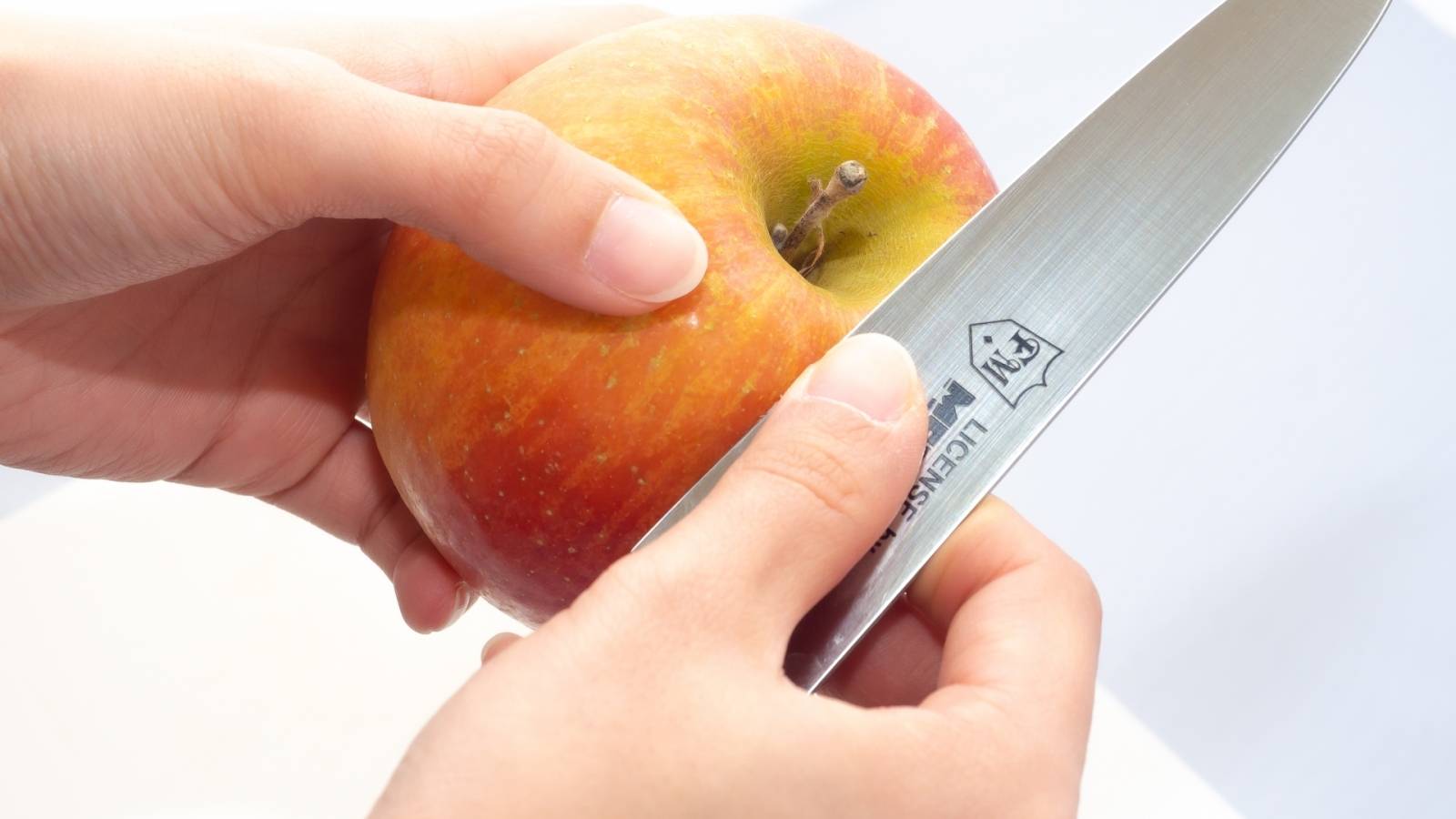 りんごの「皮」、むいて捨ててない？ポリフェノールを無駄なく摂る食べ方2選｜管理栄養士が解説
