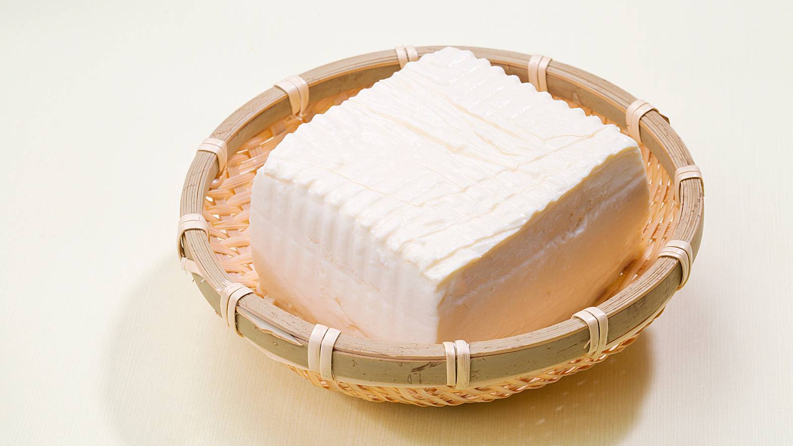 朝の「豆腐」にのせるだけ！更年期世代の骨を支えるカルシウム食材3選｜管理栄養士が解説