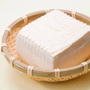 朝の「豆腐」にのせるだけ！更年期世代の骨を支えるカルシウム食材3選｜管理栄養士が解説