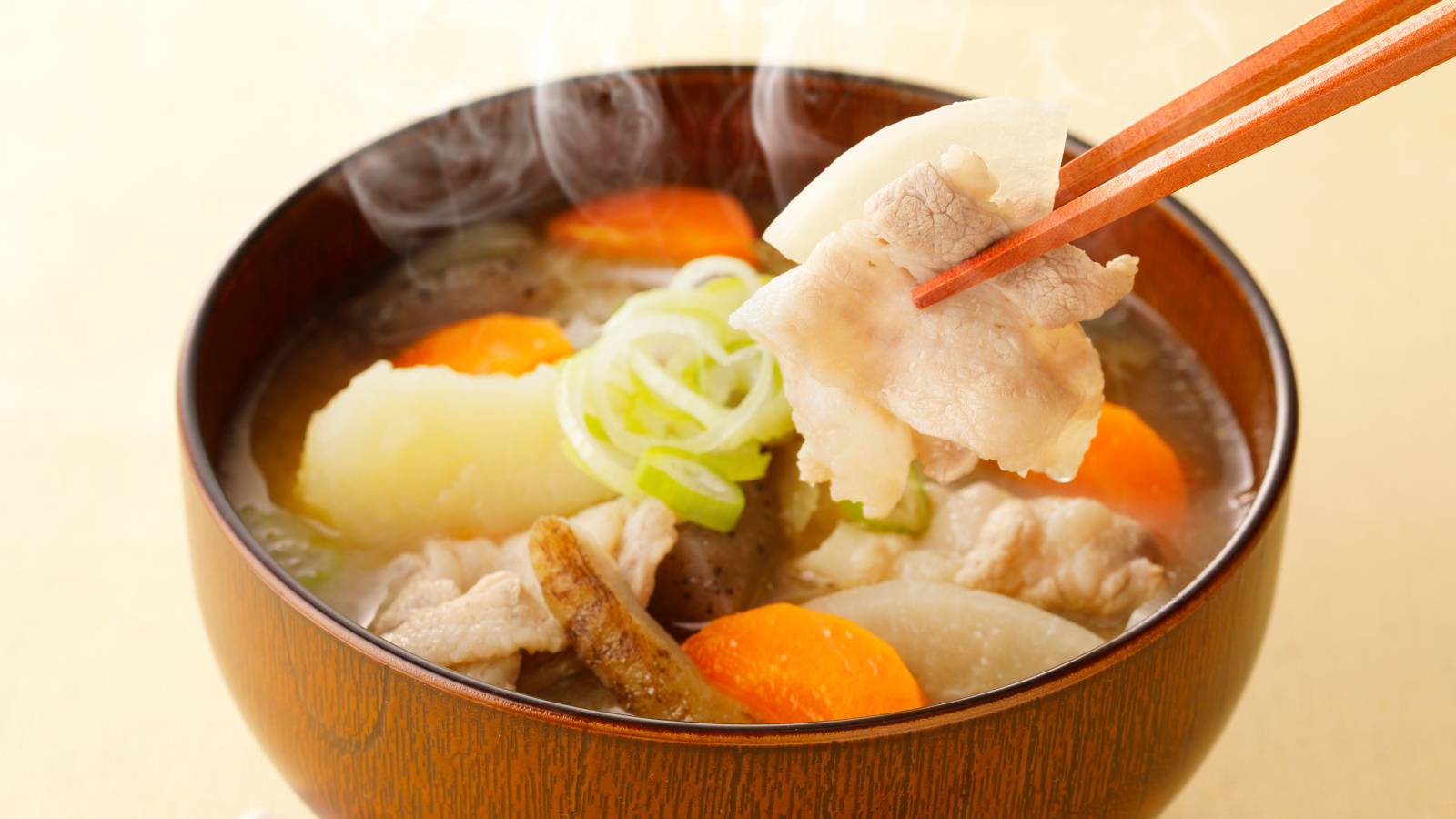 夜の「豚汁」に足すだけ！肌寒い秋におすすめの具材3選｜管理栄養士が解説