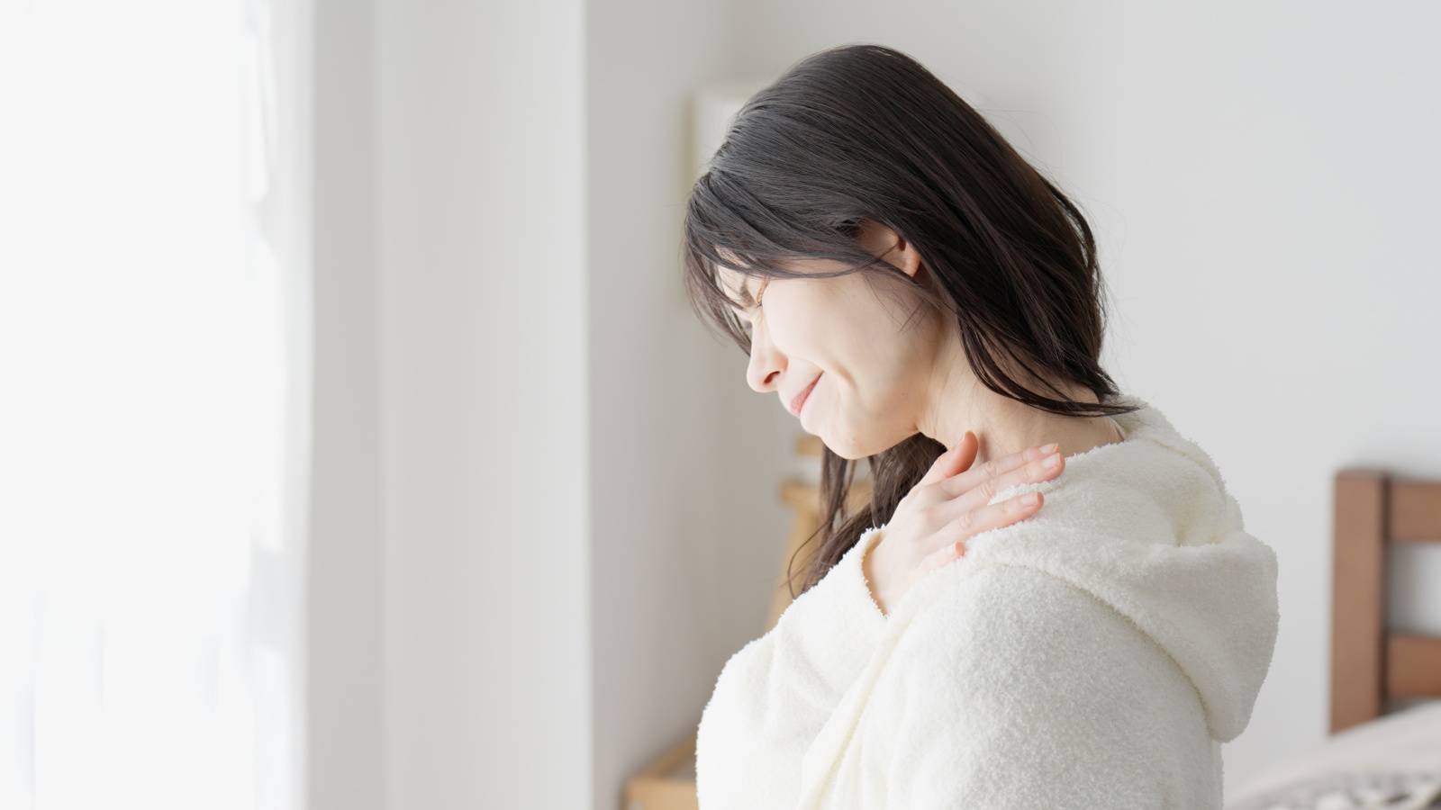  「首や肩が痛い、重たい…」→上半身のねじり不足のせい！？上半身が軽くなる胸まわりを動かす運動 