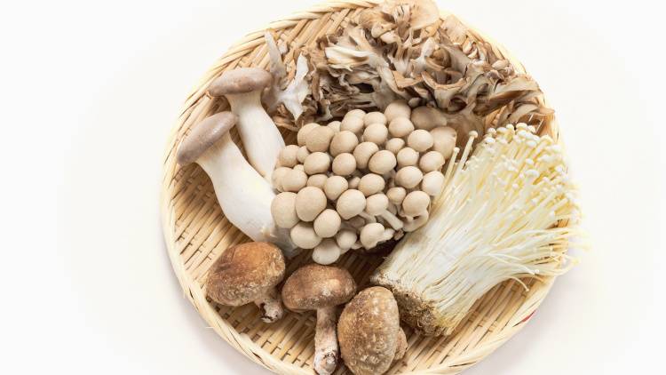 スーパーフードエキスパートが教える|今が旬のキノコ類、旨味をアップさせる意外な方法