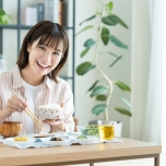 食事する人