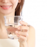 水を飲む女性