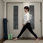 脇腹を強く伸ばすポーズ