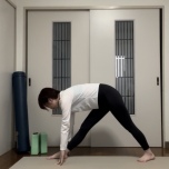 脇腹を強く伸ばすポーズ