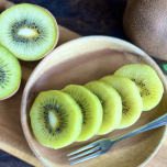 お皿に乗った輪切りのキウイ