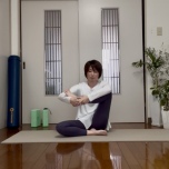 お尻ゆらしストレッチ