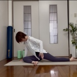 眠る鳩のポーズ