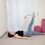 左脚を上げた仰向けから脚の付け根から左脚を大きく回す体幹強化エクササイズ
