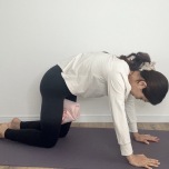 背中を丸めるイメージ