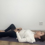 足裏を合わせ仰向けになるイメージ