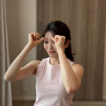 目の上をマッサージ