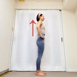 腰に手を添え、背筋を伸ばして立った体勢