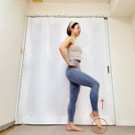 左膝を曲げ、つま先を少し床から浮かせて立った体勢