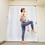 立って左膝を曲げ、腿を引き上げて腸腰筋を鍛えるエクササイズ